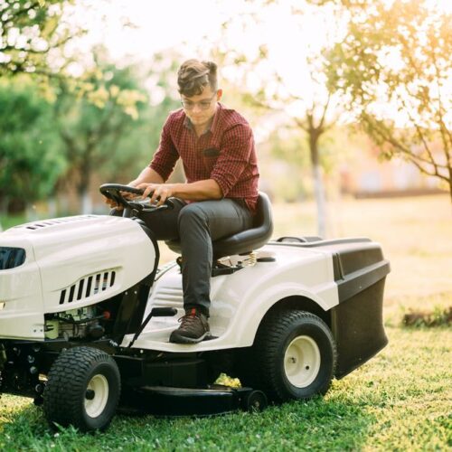 How John Deere Lawn tractors simplify your gardening work