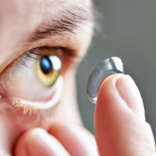 Tips to choose the right type of contact lenses